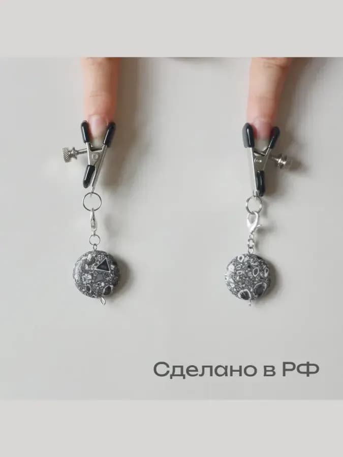 Зажимы на соски с подвесками черно-белые бусины